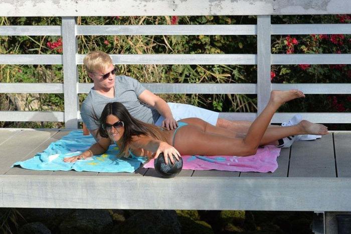 Kadın hakem Claudia Romani sahilde yoga yaptı
