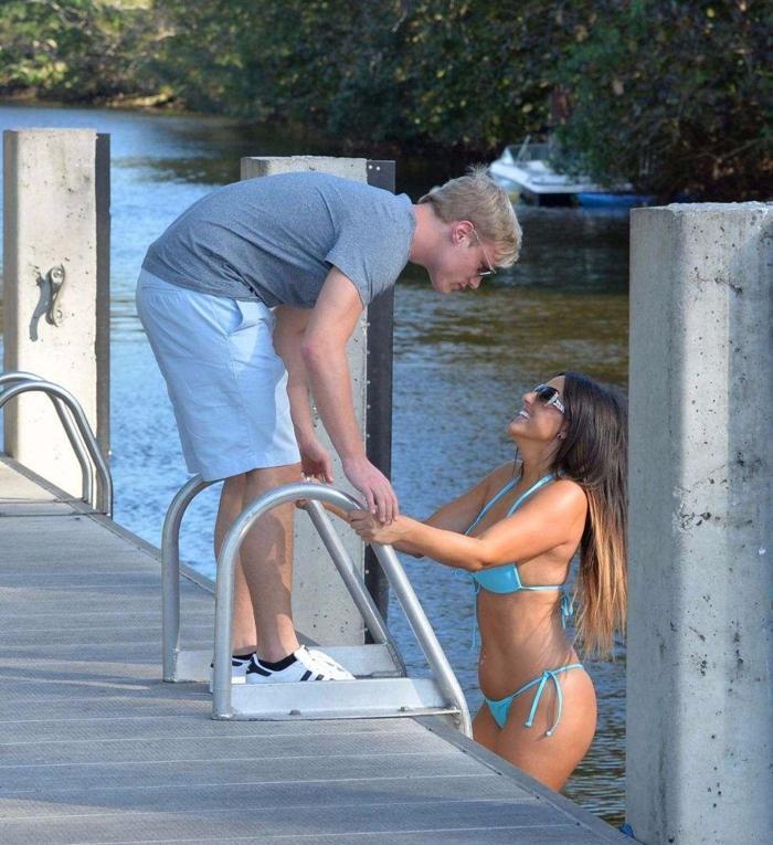 Kadın hakem Claudia Romani sahilde yoga yaptı