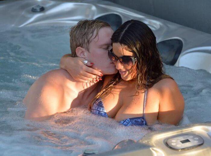 Kadın hakem Claudia Romani sahilde yoga yaptı