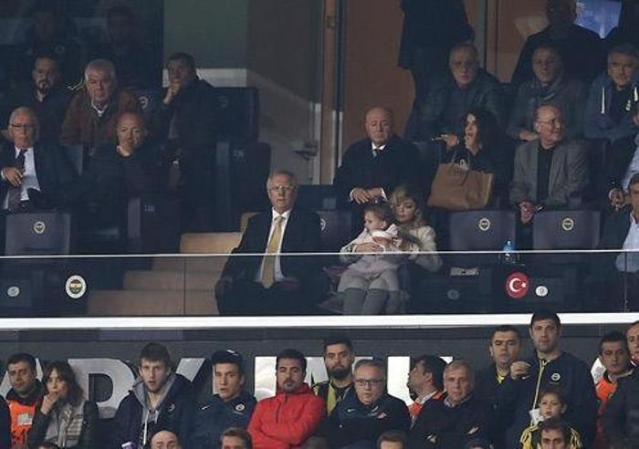 Fenerbahçe - Galatasaray derbisinde şeref tribününde yaşananlar