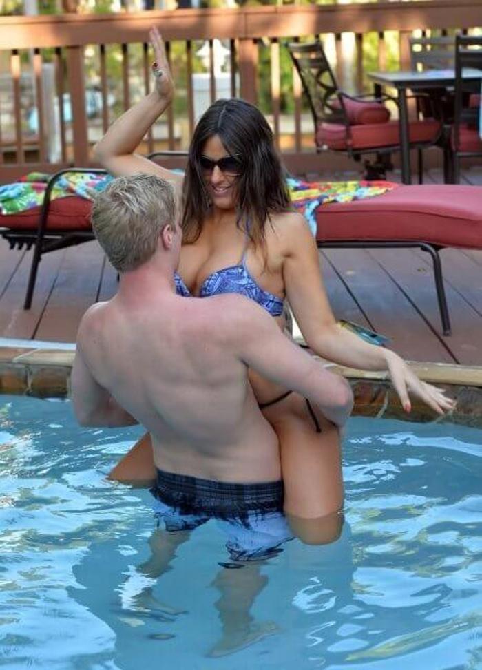 Kadın hakem Claudia Romani sahilde yoga yaptı