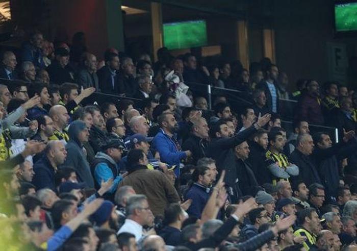 Fenerbahçe - Galatasaray derbisinde şeref tribününde yaşananlar