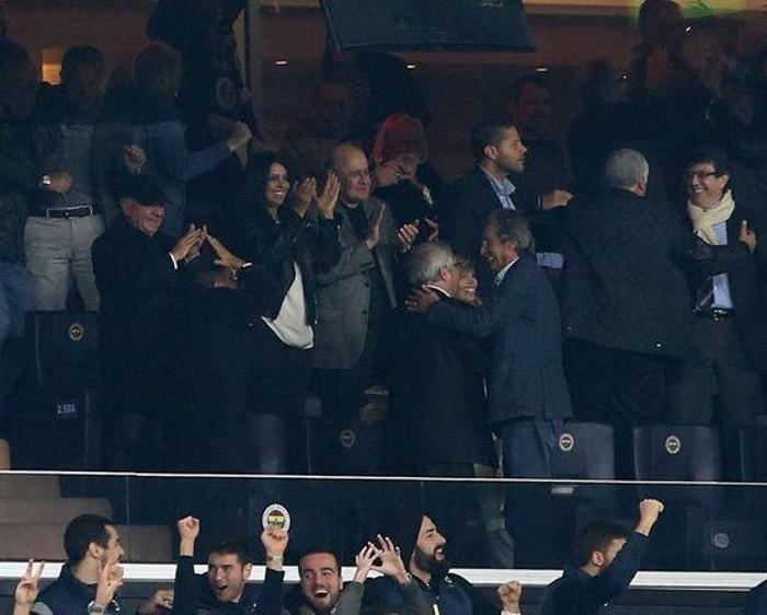 Fenerbahçe - Galatasaray derbisinde şeref tribününde yaşananlar