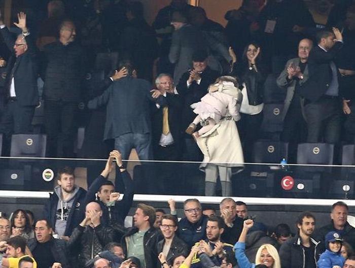 Fenerbahçe - Galatasaray derbisinde şeref tribününde yaşananlar