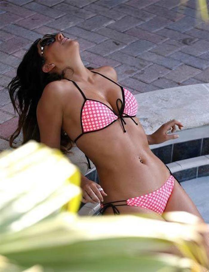 Kadın hakem Claudia Romani sahilde yoga yaptı