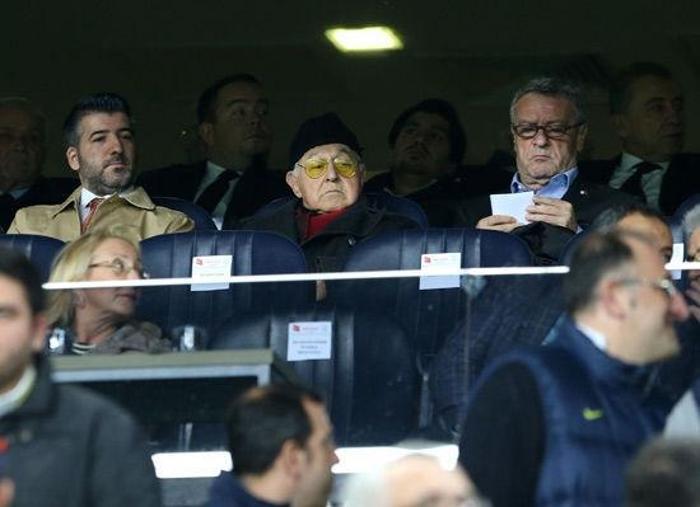 Fenerbahçe - Galatasaray derbisinde şeref tribününde yaşananlar