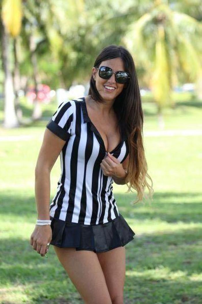 Kadın hakem Claudia Romani sahilde yoga yaptı