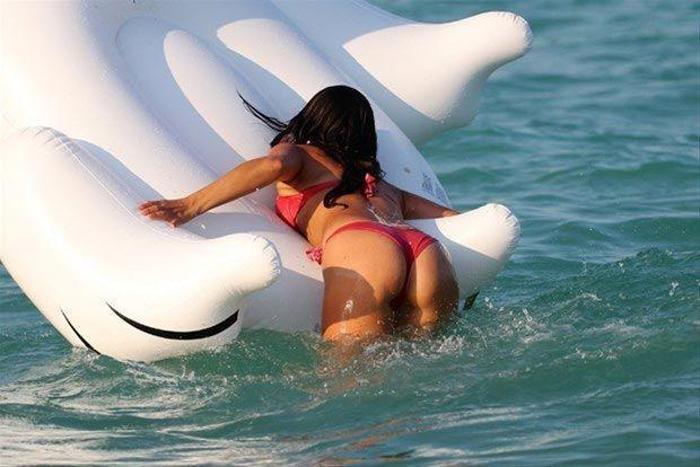 Kadın hakem Claudia Romani sahilde yoga yaptı