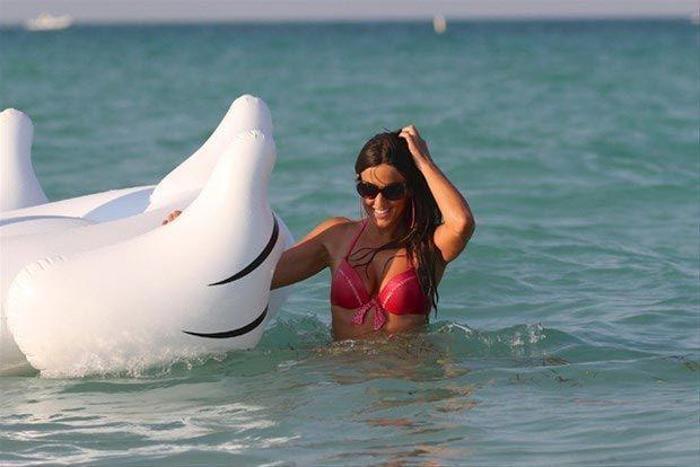 Kadın hakem Claudia Romani sahilde yoga yaptı
