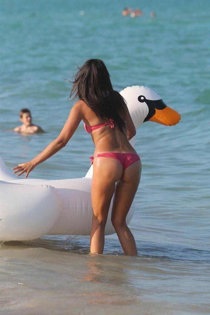 Kadın hakem Claudia Romani sahilde yoga yaptı