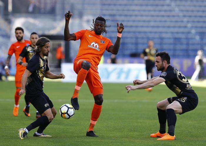 Fenerbahçeden Adebayora 1.5 yıllık sözleşme