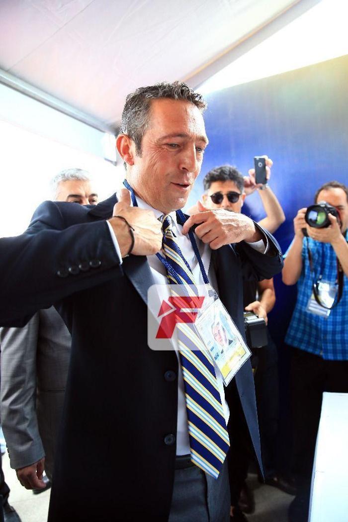 Ali Koç Ülker Stadına geldi, ortalık şampiyon tezahüratlarıyla yıkıldı