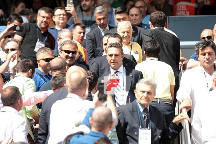 Ali Koç Ülker Stadına geldi, ortalık şampiyon tezahüratlarıyla yıkıldı