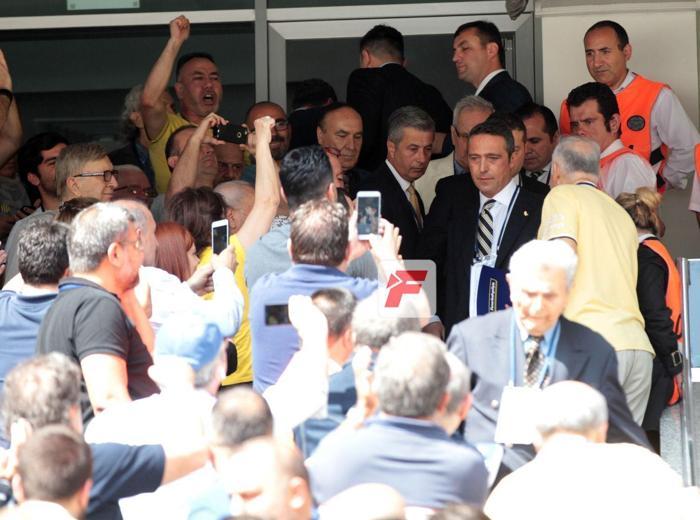 Ali Koç Ülker Stadına geldi, ortalık şampiyon tezahüratlarıyla yıkıldı