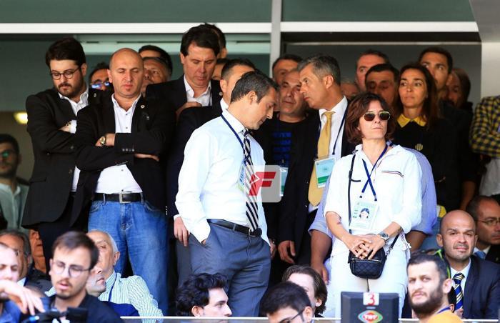 Ali Koç Ülker Stadına geldi, ortalık şampiyon tezahüratlarıyla yıkıldı