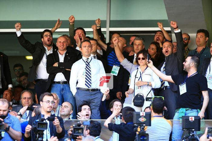 Ali Koç Ülker Stadına geldi, ortalık şampiyon tezahüratlarıyla yıkıldı