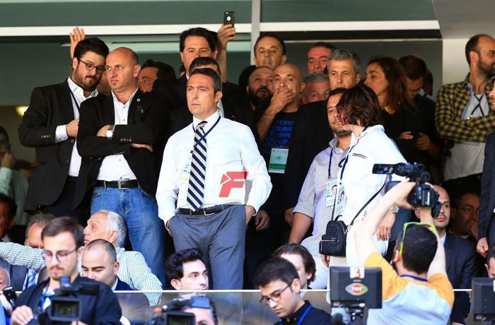 Ali Koç Ülker Stadına geldi, ortalık şampiyon tezahüratlarıyla yıkıldı