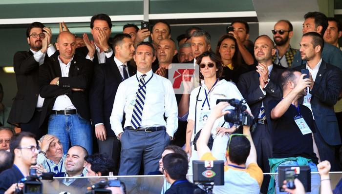 Ali Koç Ülker Stadına geldi, ortalık şampiyon tezahüratlarıyla yıkıldı