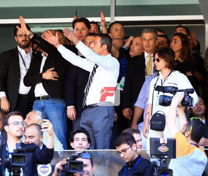 Ali Koç Ülker Stadına geldi, ortalık şampiyon tezahüratlarıyla yıkıldı
