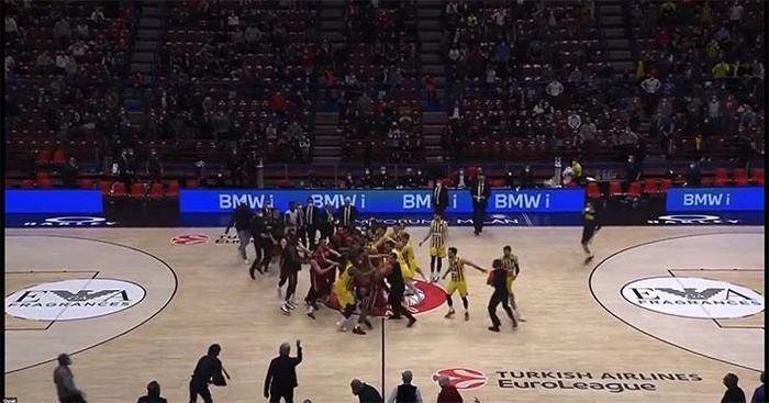 Olimpia Milano - Fenerbahçe Beko maçının ardından kavga çıktı Ortalık karıştı