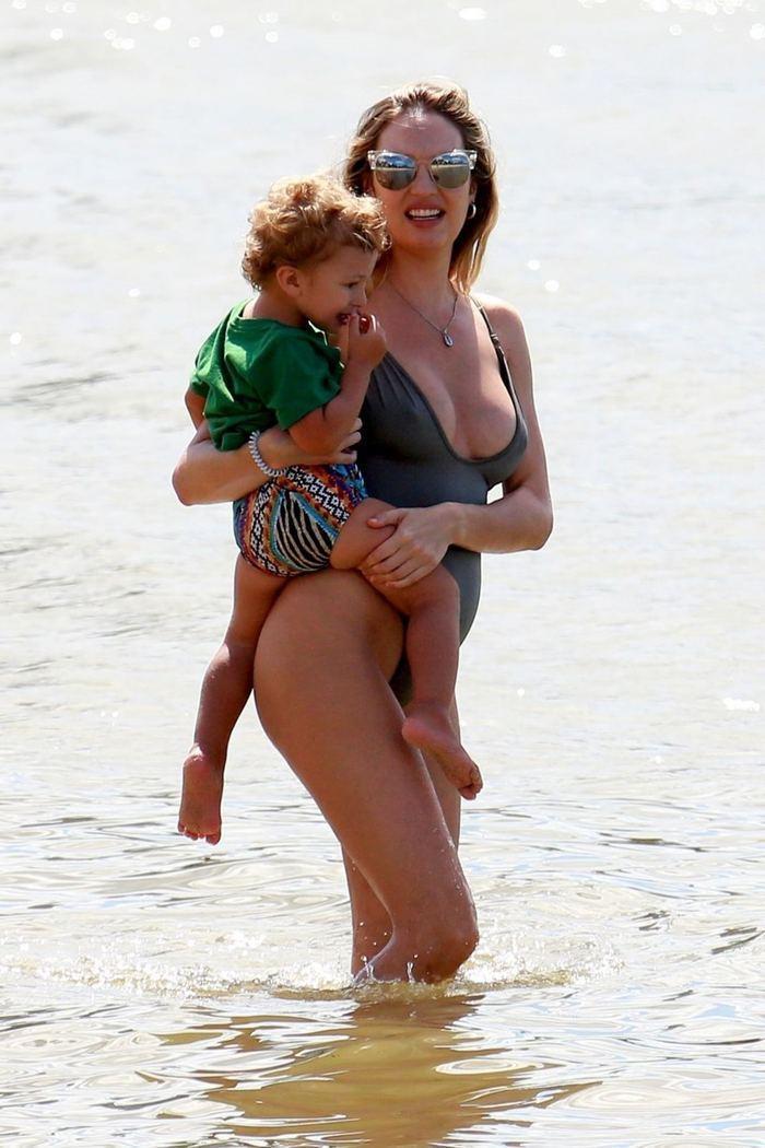 Candice Swanepoel plajda