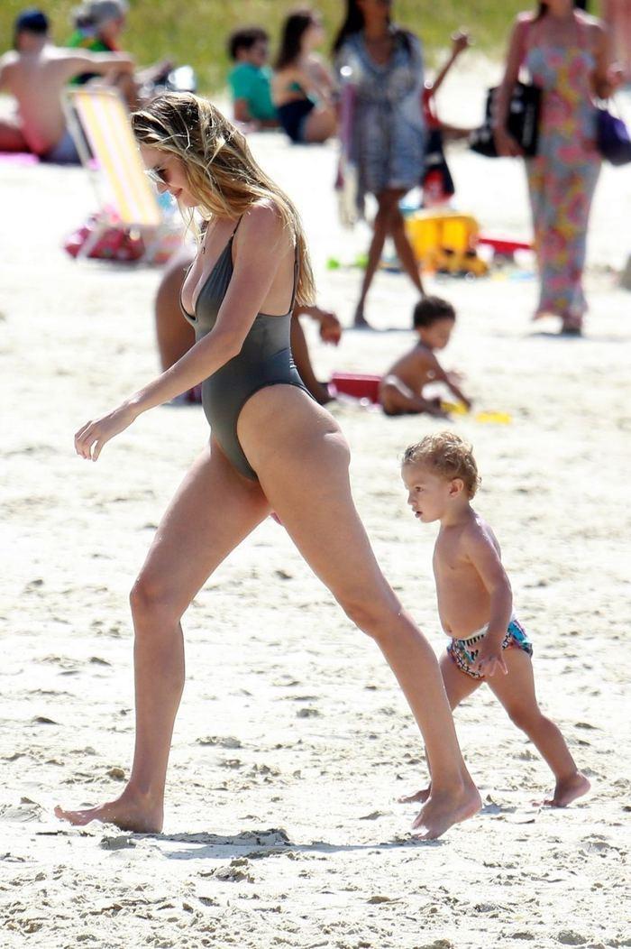 Candice Swanepoel plajda