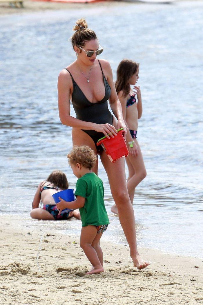 Candice Swanepoel plajda