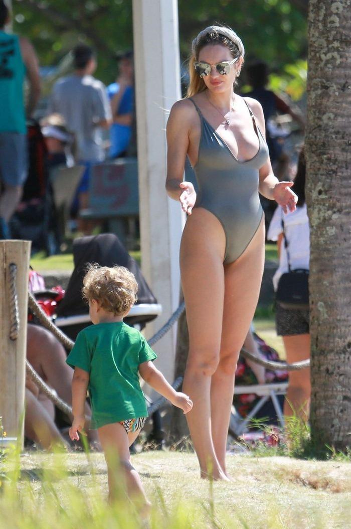 Candice Swanepoel plajda