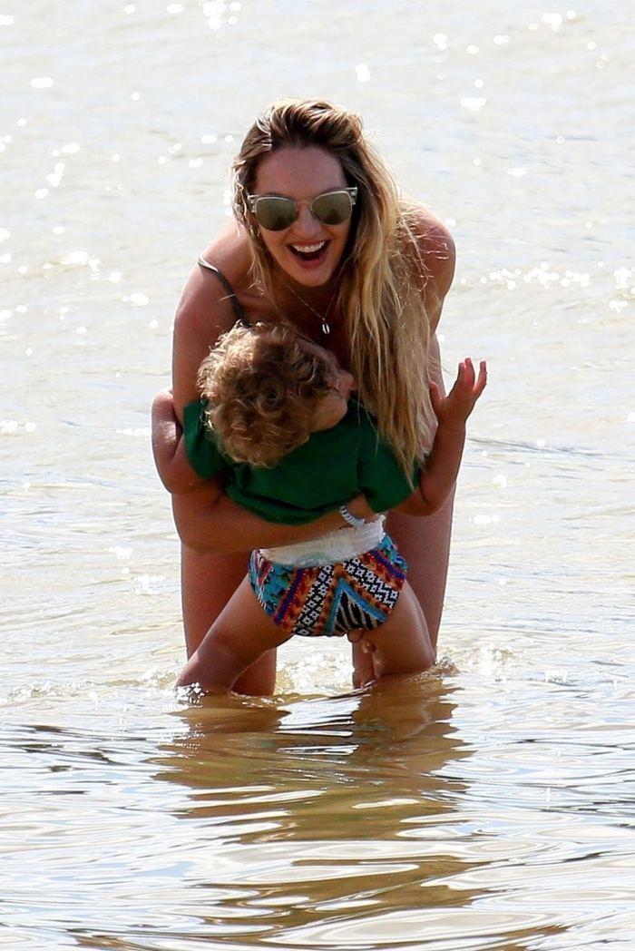 Candice Swanepoel plajda