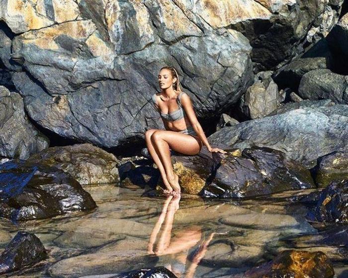 Candice Swanepoel plajda