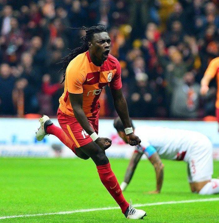 Popülariten nedeniyle sokaklarda yürümek zor olmuyor mu