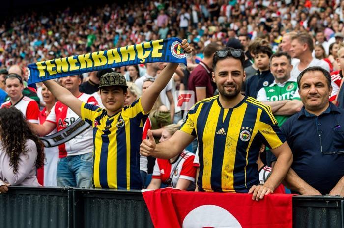 Fenerbahçenin eski yıldızı Kuyttan görkemli veda
