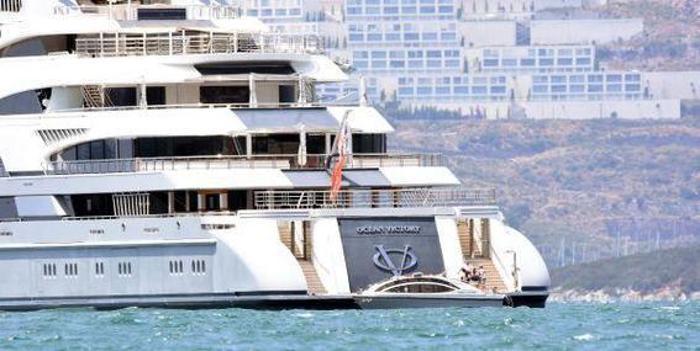 Rus milyarder Bodrumdan ayrıldı, eşi ve kızları tura çıktı