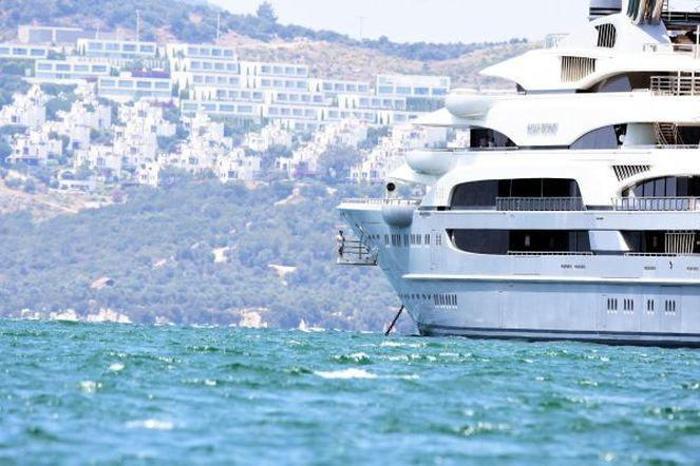 Rus milyarder Bodrumdan ayrıldı, eşi ve kızları tura çıktı
