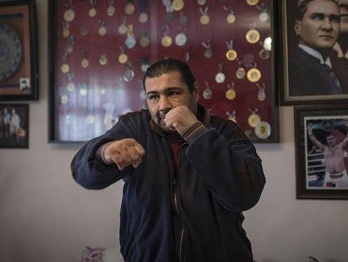 Milli Boksör Sinan Şamil Sam ölümle pençeleşiyor