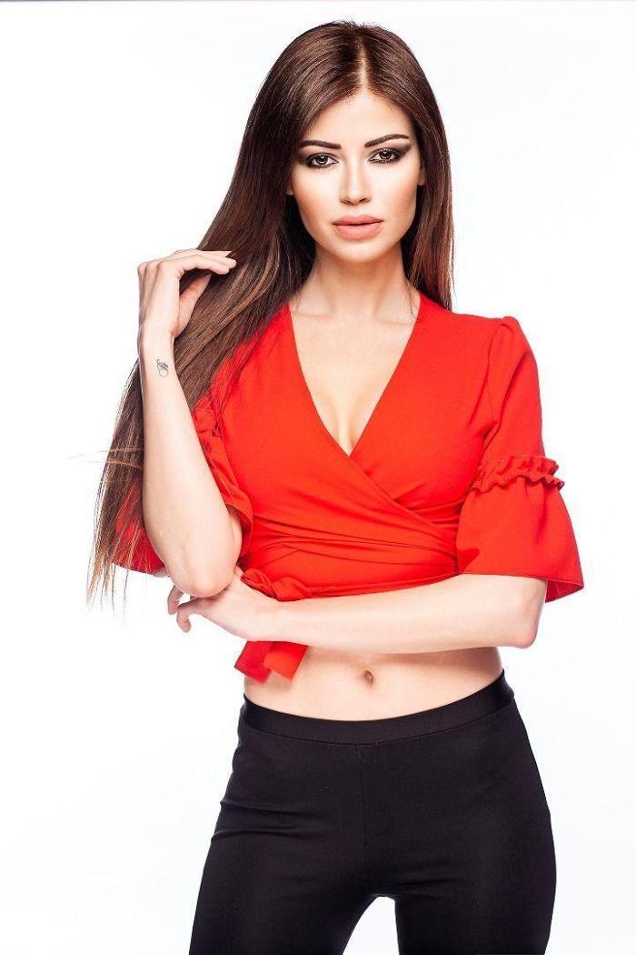 Volkan Demirelin eşi Zeynep Demirelden bağlama şov