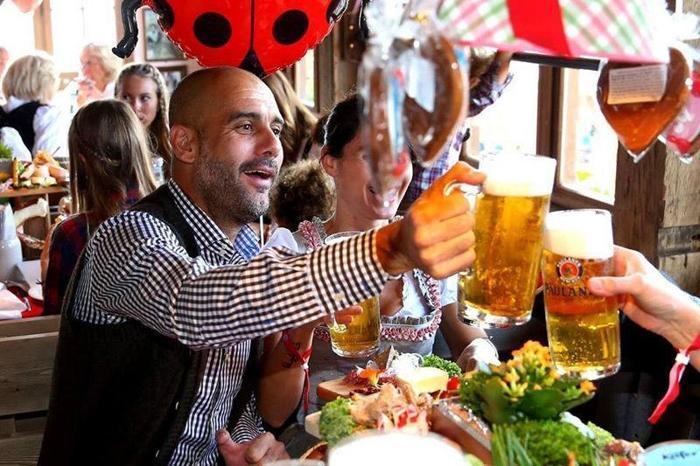 Bayern Münihli futbolcular Oktoberfestte