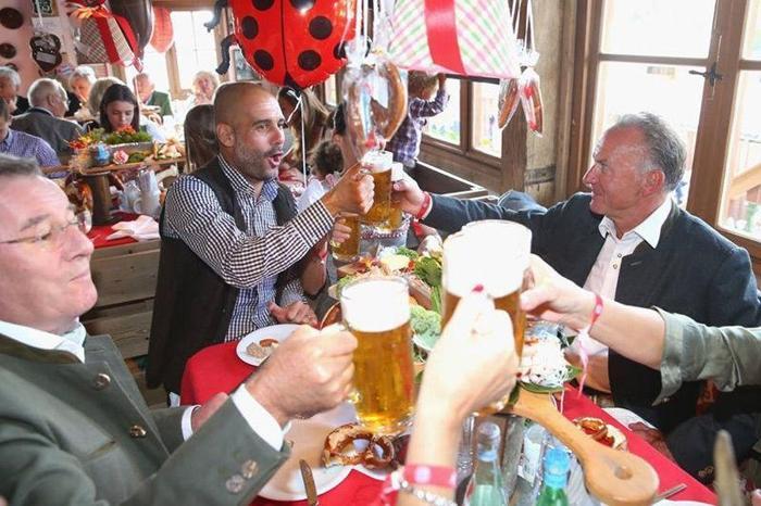 Bayern Münihli futbolcular Oktoberfestte