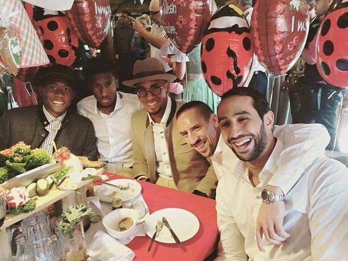 Bayern Münihli futbolcular Oktoberfestte