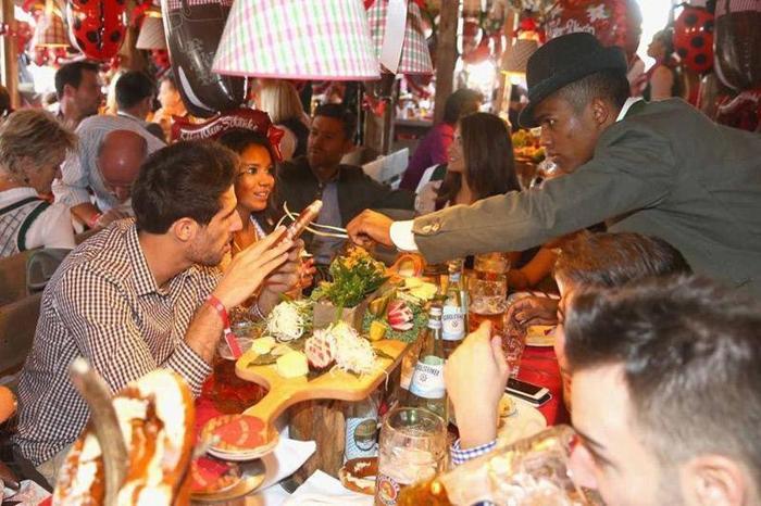 Bayern Münihli futbolcular Oktoberfestte