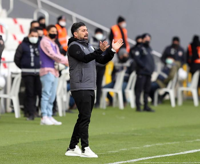 Kupalı hocalar dışarda, gençler geliyor