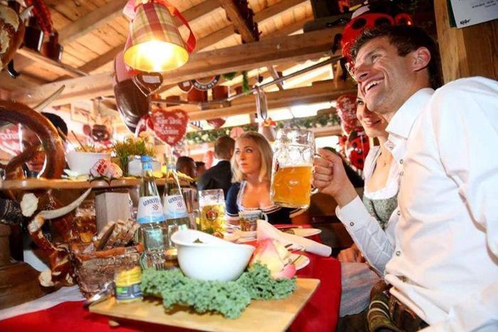 Bayern Münihli futbolcular Oktoberfestte
