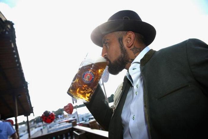Bayern Münihli futbolcular Oktoberfestte