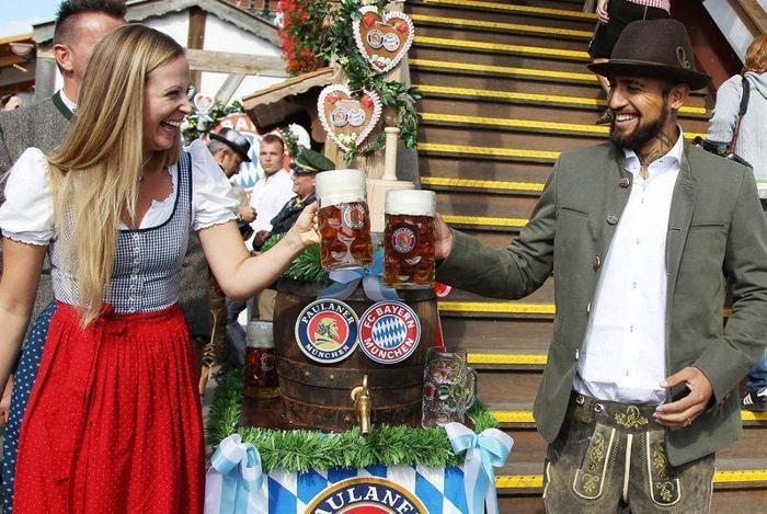 Bayern Münihli futbolcular Oktoberfestte