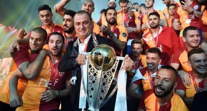 Kupalı hocalar dışarda, gençler geliyor
