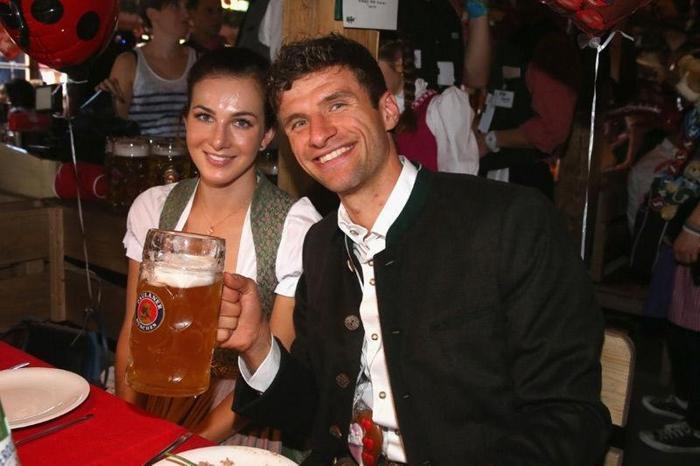 Bayern Münihli futbolcular Oktoberfestte