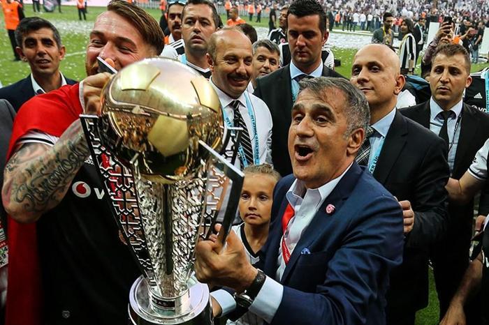 Kupalı hocalar dışarda, gençler geliyor