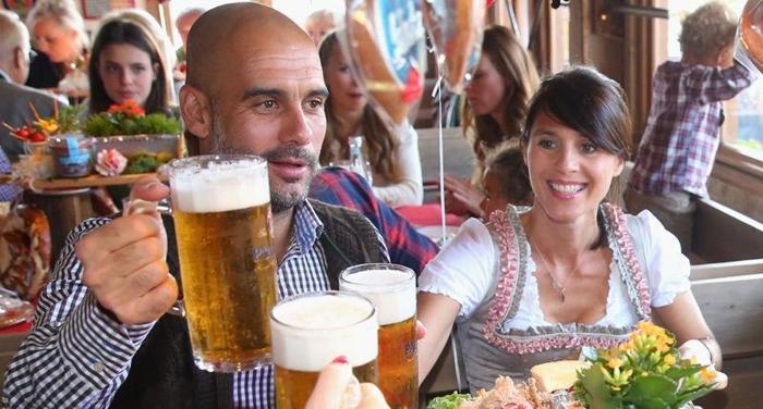 Bayern Münihli futbolcular Oktoberfestte