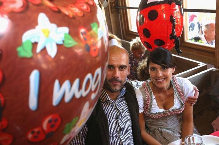 Bayern Münihli futbolcular Oktoberfestte