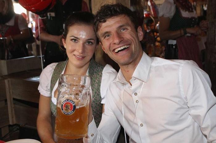 Bayern Münihli futbolcular Oktoberfestte